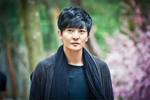 没注意还是没素质？郭京飞王珞丹为何要坐雕像踩石碑？