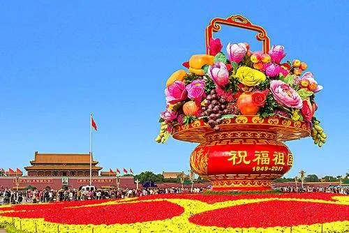 天安门广场祝福祖国花篮已亮灯，这背后有什么含义？