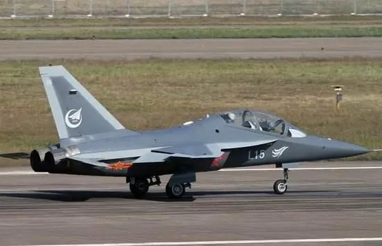 如何评价L-15高级教练机？