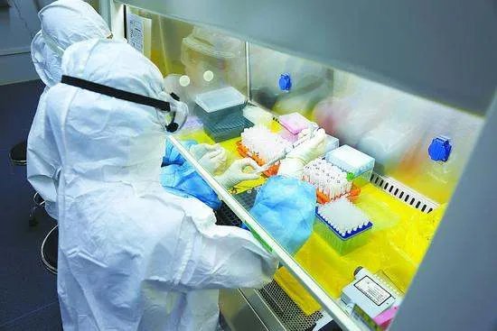 一男子登机后才收到检测呈阳性通知，其他乘客需要隔离吗？