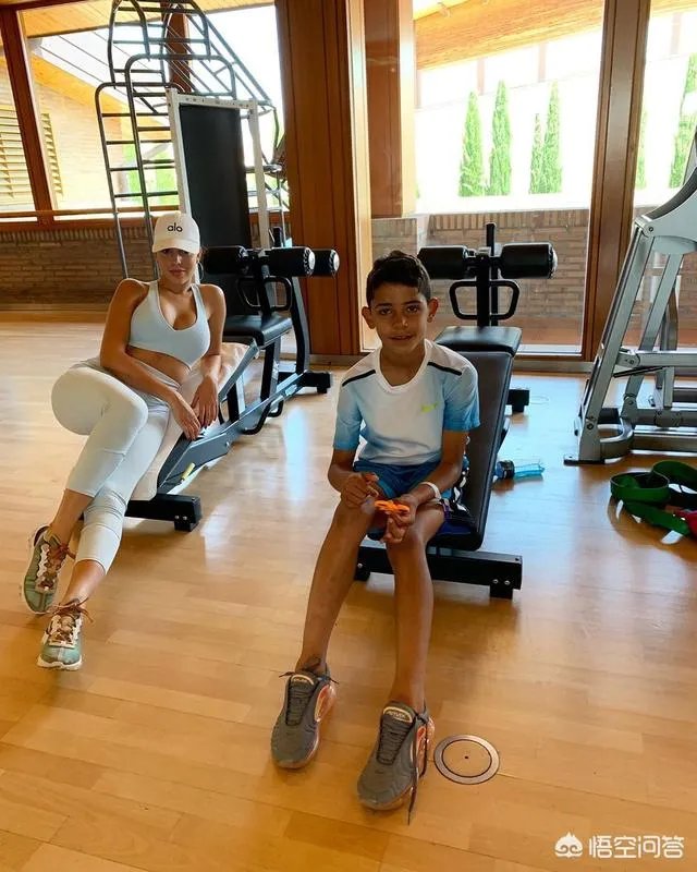 C罗女友乔治娜晒独自游玩美照，刚29分钟点赞数就超过了18万，你怎么看？