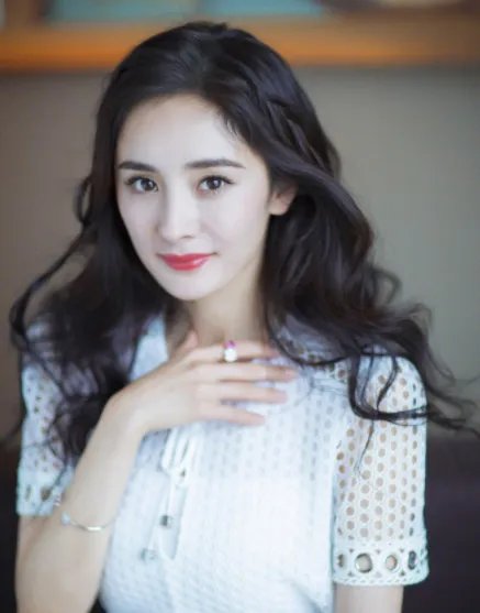 刘丹被问前儿媳杨幂新恋情，面露尴尬，却依然维护，你怎么看？