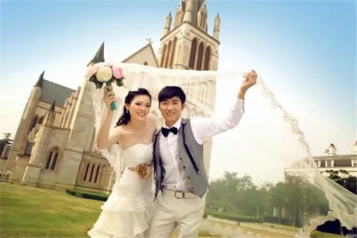 西安婚纱摄影工作室排行榜   西安拍婚纱照一般多少钱