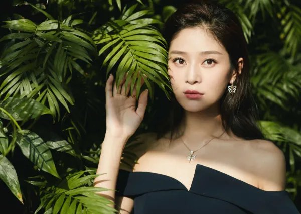 剧中是母子，现实却是夫妻，给双胞胎儿子取的名字很有意思，她是谁