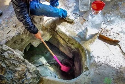 市民翻山排队取灵水是怎么回事？灵水在哪里？