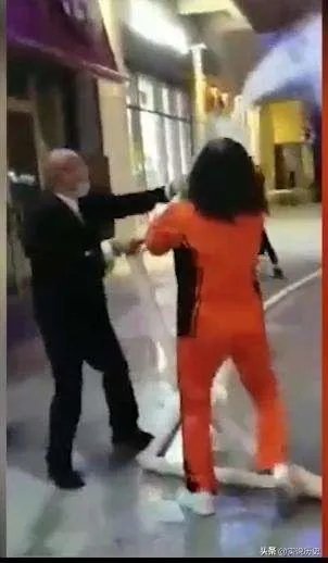 在小区楼下跳广场舞的大妈们被居民放大悲咒神曲驱散，你怎么看？