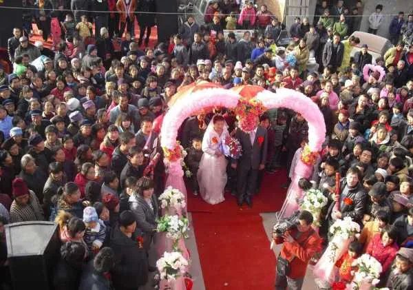 如何看待婚礼现场爷爷奶奶亲自送戒指这件事？