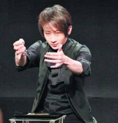 2013年王力宏冲到春晚后台，怒甩刘谦耳光，当年到底发生了什么？