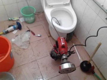 马桶疏通可以使用烧碱吗？