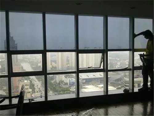 玻璃隔热膜是贴里面还是外面