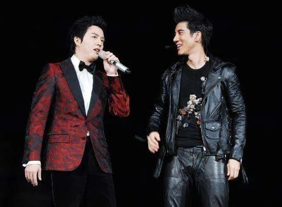 2013年王力宏冲到春晚后台，怒甩刘谦耳光，当年到底发生了什么？