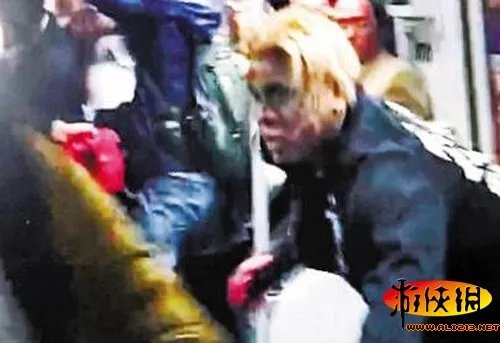 这里不是国外！ 上海一男子地铁上扮僵尸作死被拘