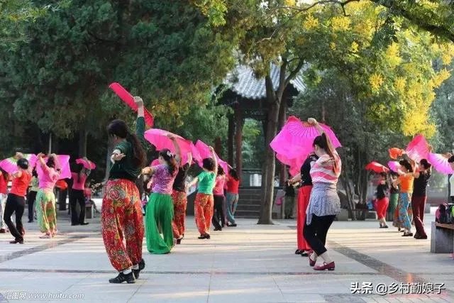 在小区楼下跳广场舞的大妈们被居民放大悲咒神曲驱散，你怎么看？