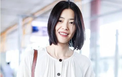 刘雯解约蔻驰后获国人力挺，18线小厂家愿花百万邀请其代言，后来如何？