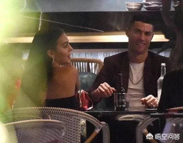 C罗成功求婚乔治娜，乔治娜的哪一点最招人喜欢呢？颜值、身材、性格还是时尚穿搭？