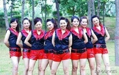 在小区楼下跳广场舞的大妈们被居民放大悲咒神曲驱散，你怎么看？