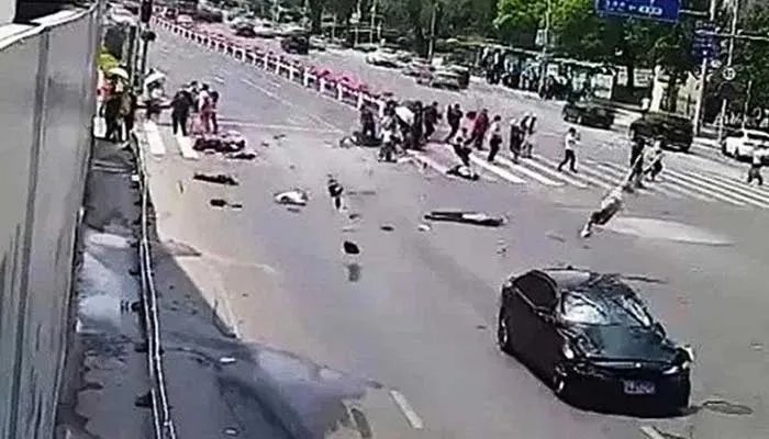 大连男子驾车撞死5人:系报复社会 大连男子驾车撞死5人,因投资失败报复社会