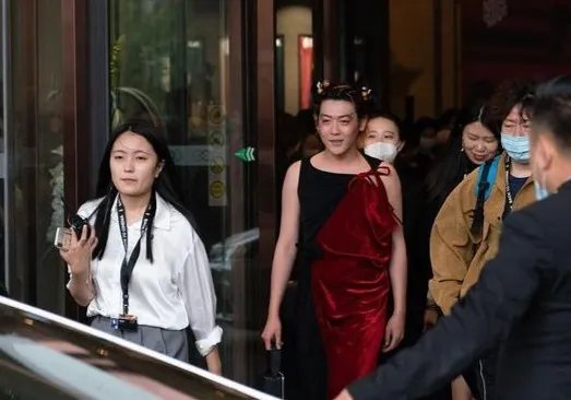 姜思达是如何回应红毯造型争议的？