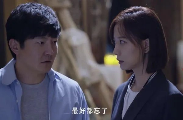 没注意还是没素质？郭京飞王珞丹为何要坐雕像踩石碑？