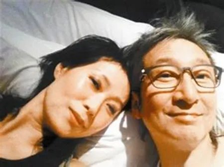 叶童老公大晒两人床照 网友惊呼“少儿不宜”