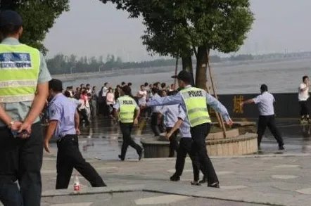 男子进太庙护栏站御道拍照被拘留，这种不文明的行为为何屡禁不止？