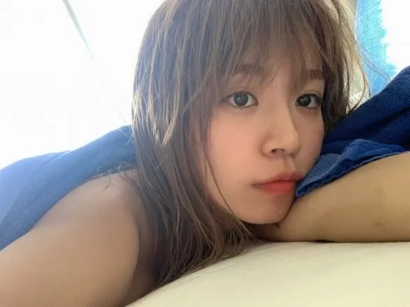 散发轻熟性感的魅力！号称日本“魔鬼上围”菜乃花！