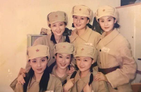 剧中是母子，现实却是夫妻，给双胞胎儿子取的名字很有意思，她是谁