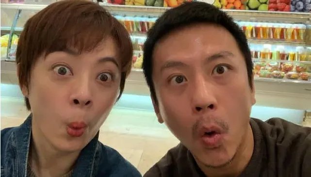 邓超被粉丝催自拍，却发孙俪瞪眼照来充数，他还活着吗？