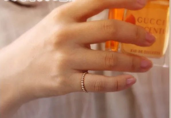 左手小拇指戴戒指什么意思 已婚女人怎么戴戒指