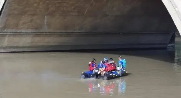 的哥凌晨跳河救人被冲走，你认为活着的几率大吗？