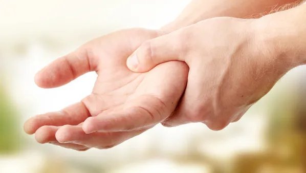 手指甲上有黑色竖纹是怎么回事