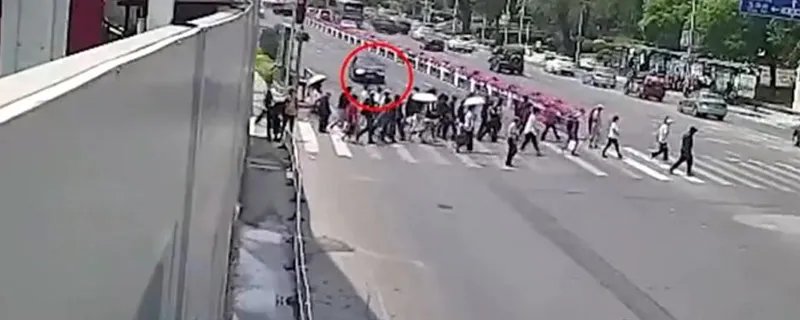 大连男子驾车撞死5人:系报复社会 大连男子驾车撞死5人，因投资失败报复社会