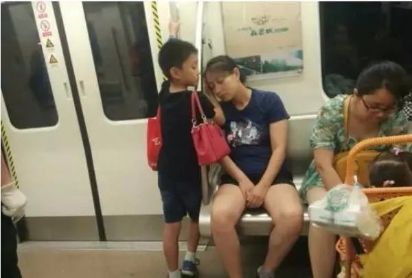 成都地铁小暖男是谁?