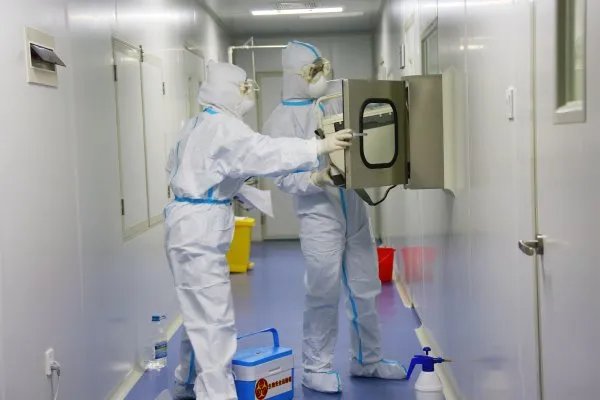 一男子登机后才收到检测呈阳性通知，其他乘客需要隔离吗？