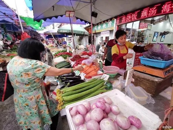 上海一家三口被封44天,买菜花掉2万元,物价上涨与哪些因素有关?