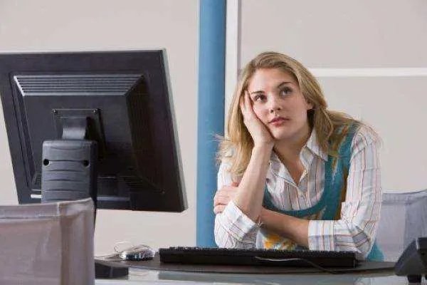 为什么以前的电视看起来很白，有一种灰蒙蒙的感觉？