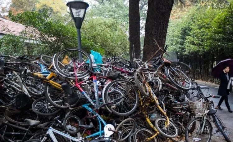 高校堆积僵尸单车 废弃自行车回收值钱吗？