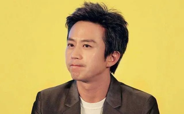 邓超被粉丝催自拍，却发孙俪瞪眼照来充数，他还活着吗？