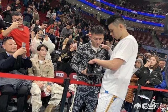 今晚的CBA，林书豪身穿印有自己和高以翔合影的球鞋出战，以此来缅怀好友，你怎么看？