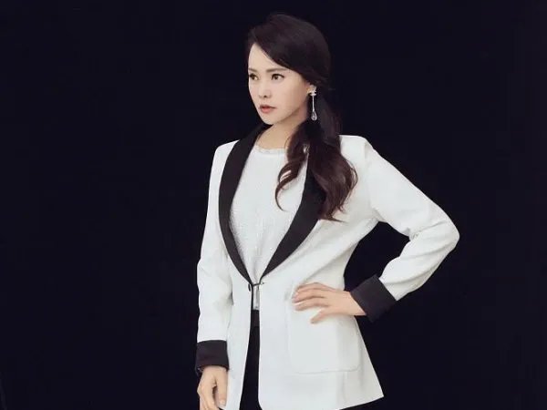 小哈利晒女装照引热议，伊能静的哪些真性情告白让人感动？