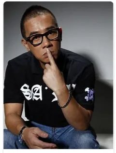 陈小春在张智霖的婚礼上比了x手势，为什么陈小春这么做呢？