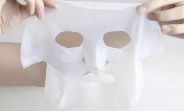 浙江25岁的哥敷面膜开车，他这种行为违法吗？