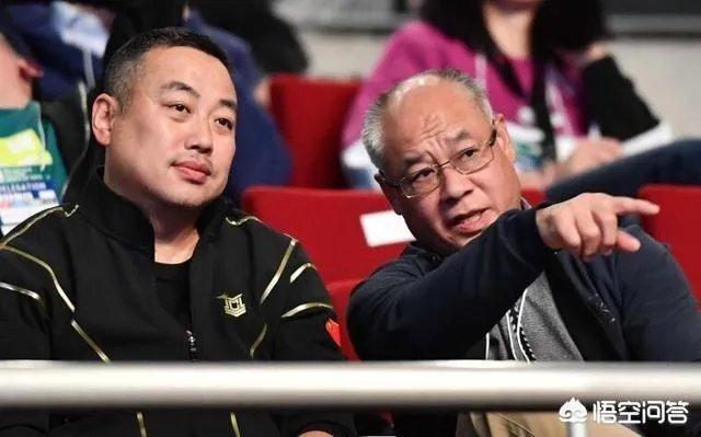 乒乓球男团半决赛，李宁为何跟刘国梁同框出镜观战中日焦点赛呢？