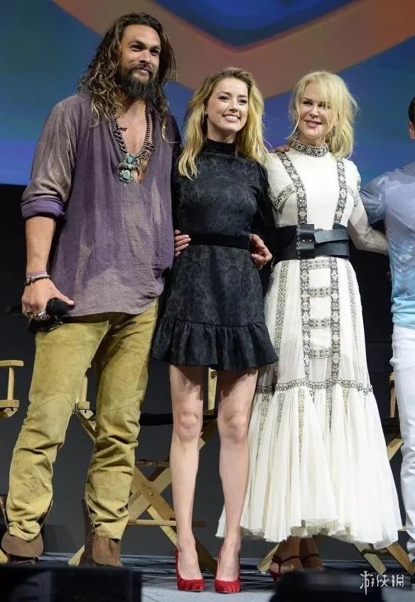 “媚拉” 艾梅柏·希尔德抚媚妖娆 拍摄性感大片