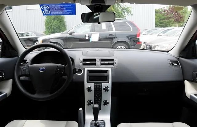 13年沃尔沃c30二手车值多少钱？