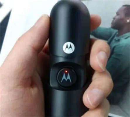 摩托罗拉vervebuds400耳机怎么将两只耳机配对