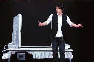 2013年王力宏冲到春晚后台，怒甩刘谦耳光，当年到底发生了什么？