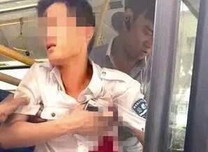 嫌公交太吵捅司机，为什么现在的人都这么冲动？