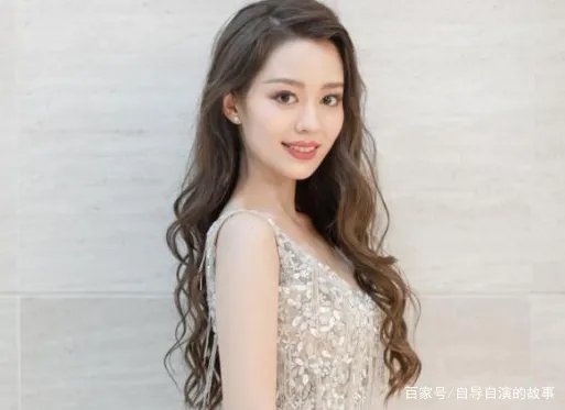 郎朗妻子吉娜产后晒照，扎丸子头细腰长腿少女感十足，产后的她状态如何？