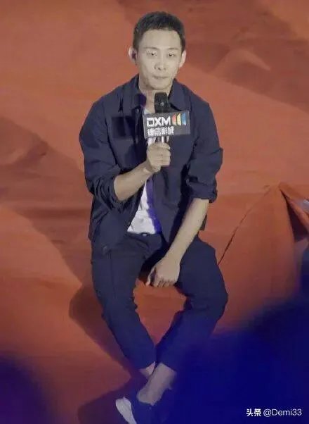 对于张译被女粉丝飞扑拥抱，你怎么看待这种行为？